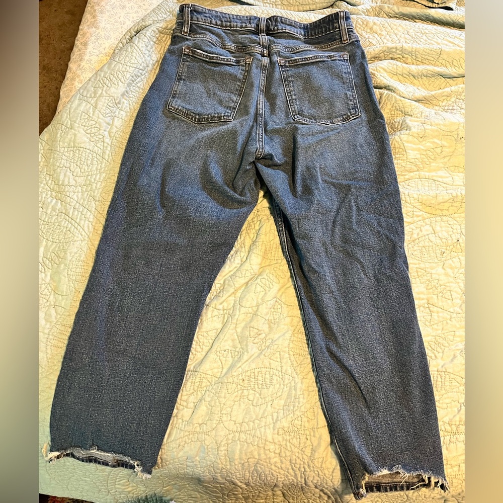 A&F Curve High Waisted Mom Jean - SHORT LENGTH